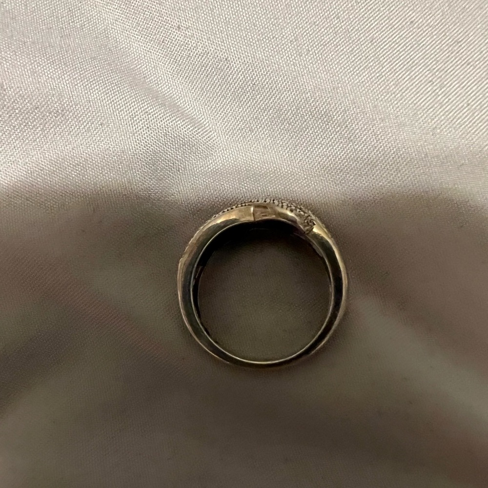 Elegant Silver and Black Diamond Women's Ring - Picture 2 of 5